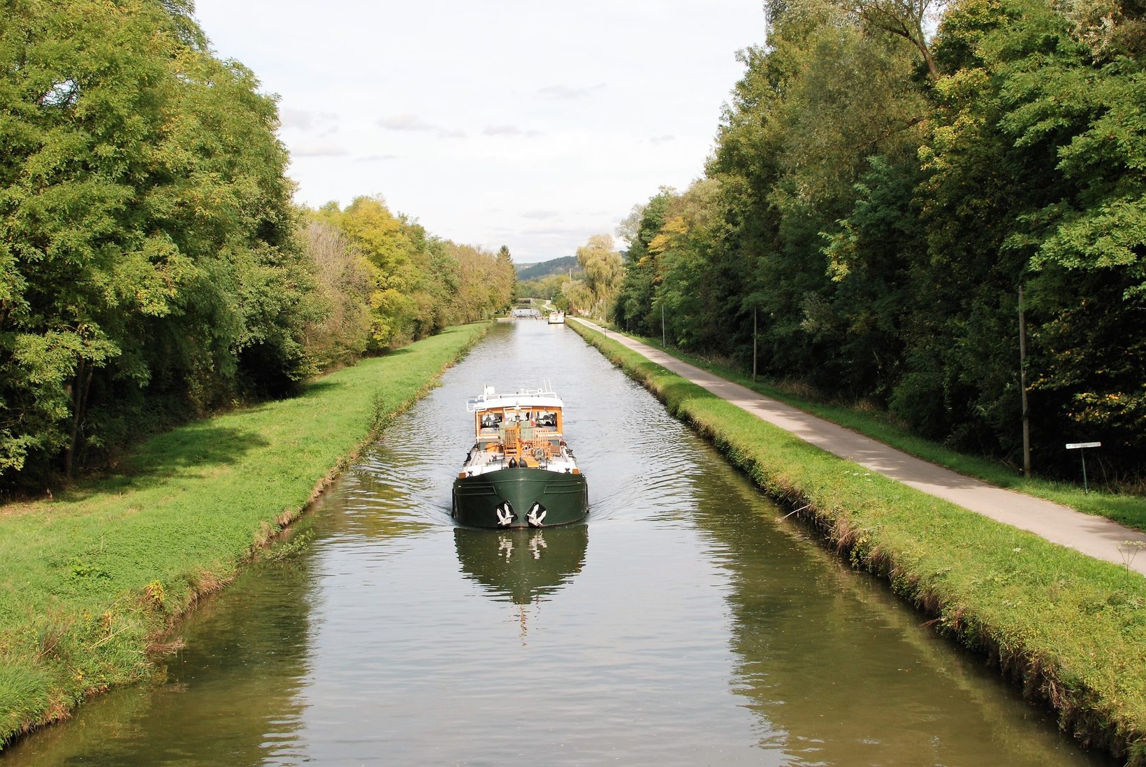 Cruise Burgundy Canals